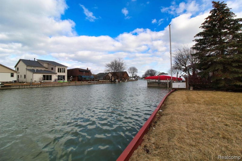 37752 Huron Pointe Dr - Photo 4 of 15