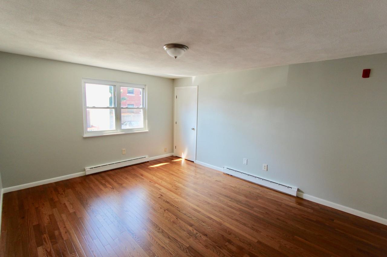 627 Beach St #2R - Photo 4 of 9