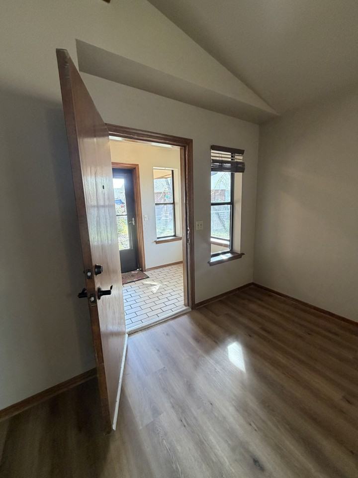 418 Britton Ct - Photo 4 of 18