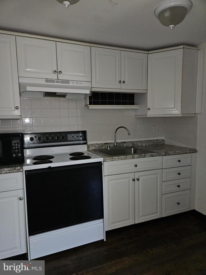 181 Park Ave Apt 6 - Photo 4 of 9