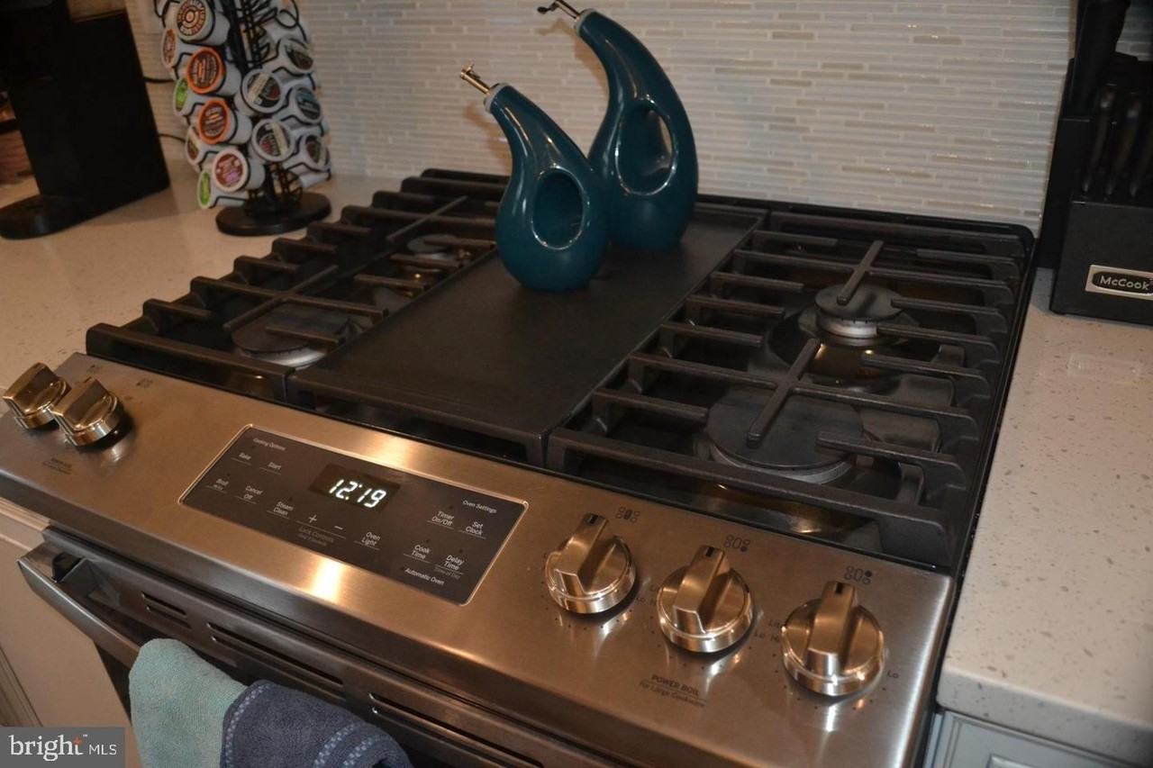 1015 Rampart Dr - Photo 5 of 37