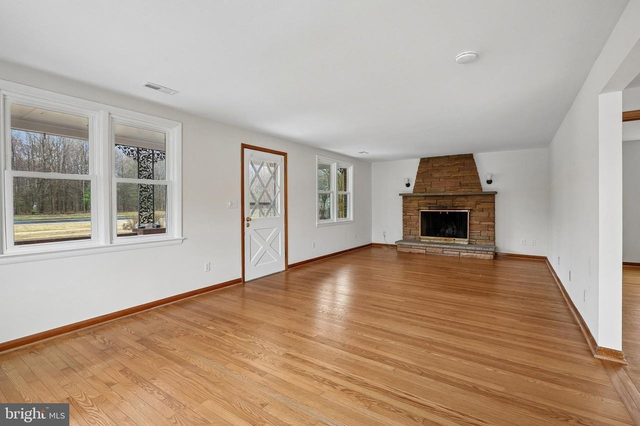 10306 Gunston Rd - Photo 7 of 20