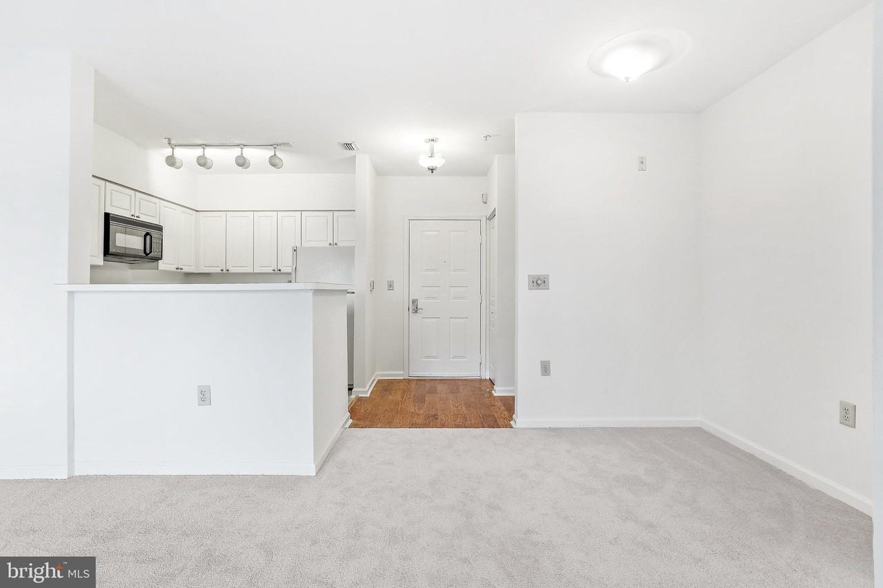 2204 Westcourt Ln Apt 105 - Photo 2 of 44