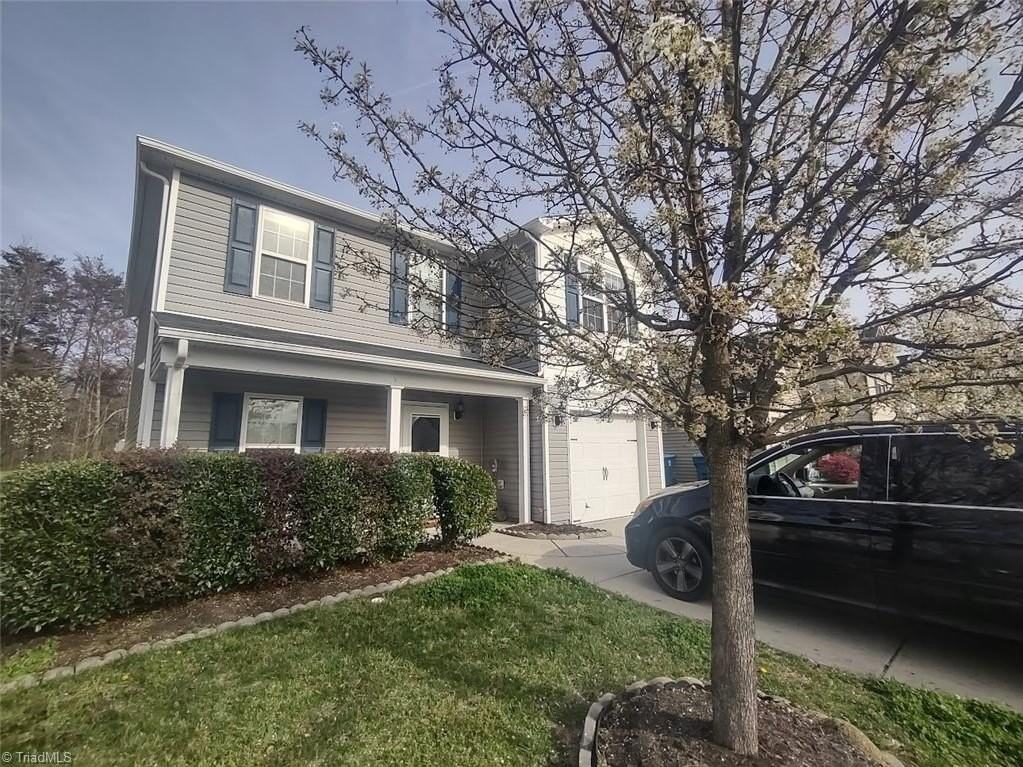 1138 Waterlyn Dr - Photo 2 of 13