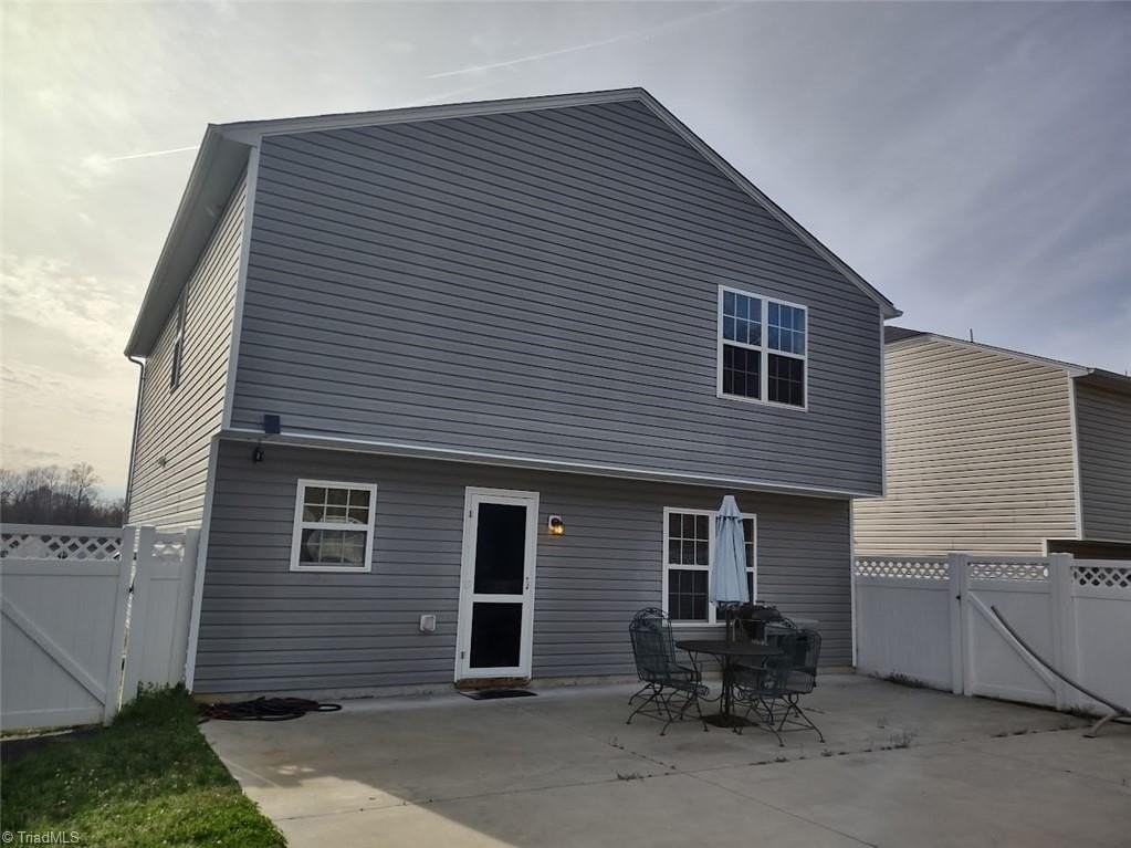 1138 Waterlyn Dr - Photo 3 of 13