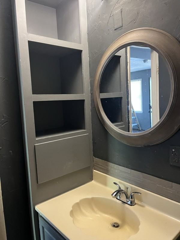 220 S Utica St - Photo 2 of 3