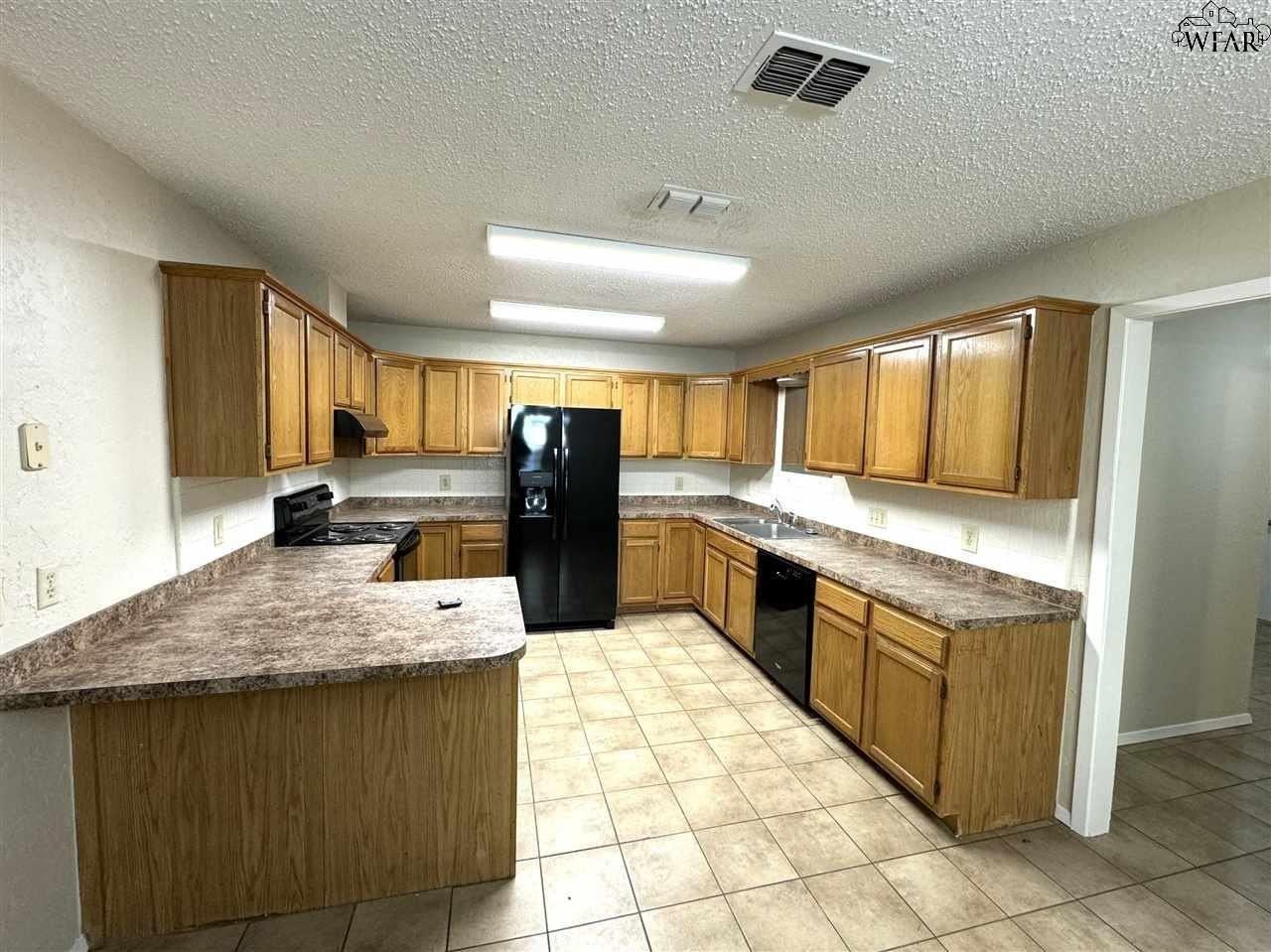 2953 Stearns Ave - Photo 4 of 15