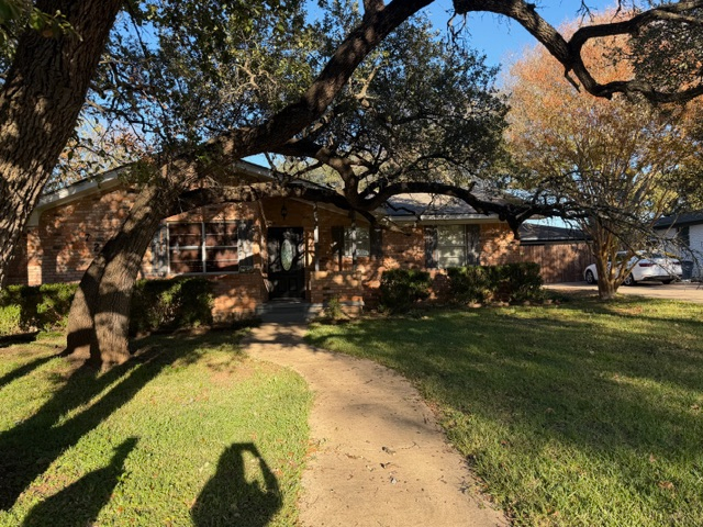 725 Falcon Dr - Photo 2 of 20