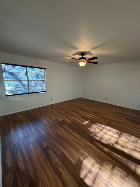 725 Falcon Dr - Photo 3 of 20