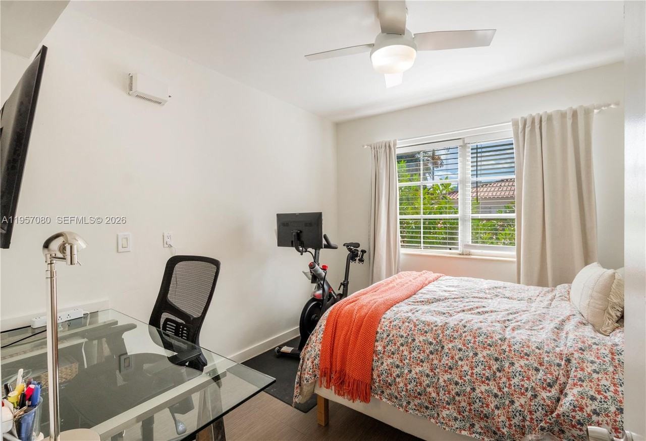 728 Lenox Ave - Photo 3 of 8