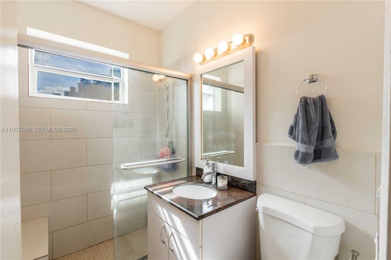 728 Lenox Ave - Photo 4 of 8