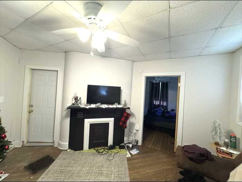 611 W 12th St #B - Photo 2 of 10