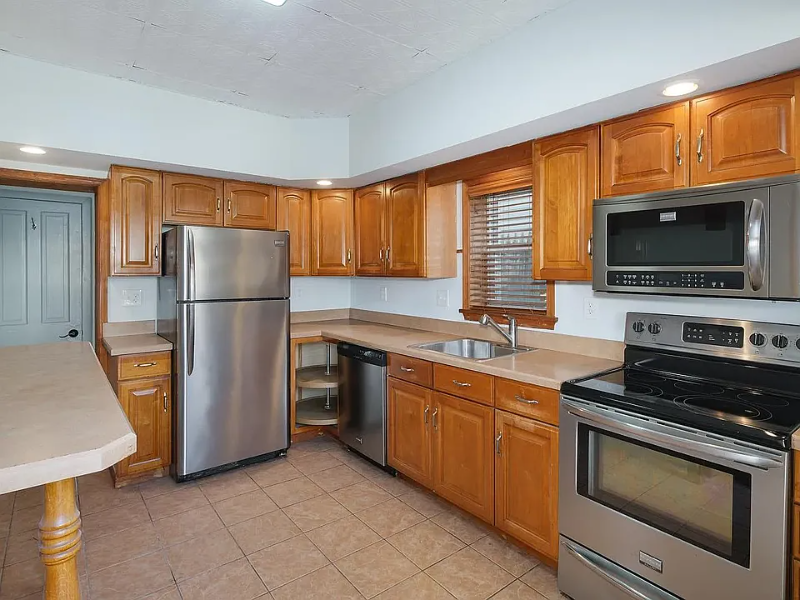 3194 Almond St - Photo 2 of 15