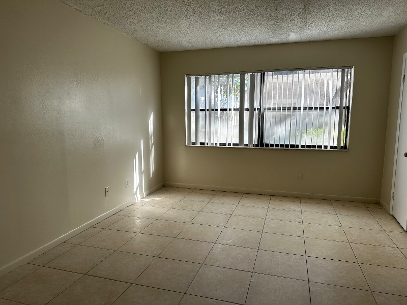 3527 Nw 114th Ter - Photo 5 of 9
