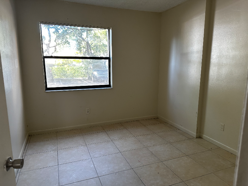 3527 Nw 114th Ter - Photo 7 of 9