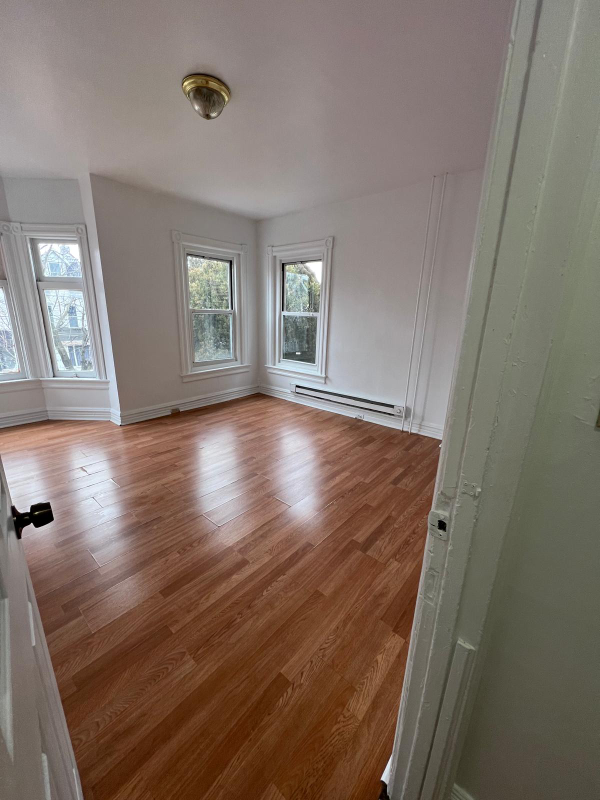 527 W Tilghman St - Photo 4 of 14