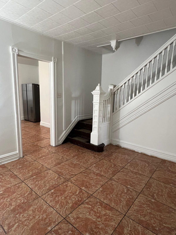 527 W Tilghman St - Photo 5 of 14