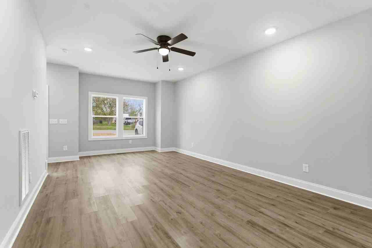 263 W Spring St - Photo 7 of 23