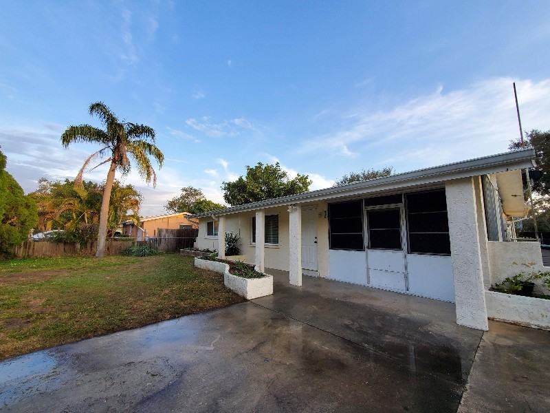 820 Pineland Ave - Photo 2 of 16