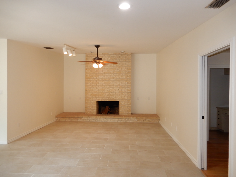 609 N Mccoll Cir - Photo 2 of 20