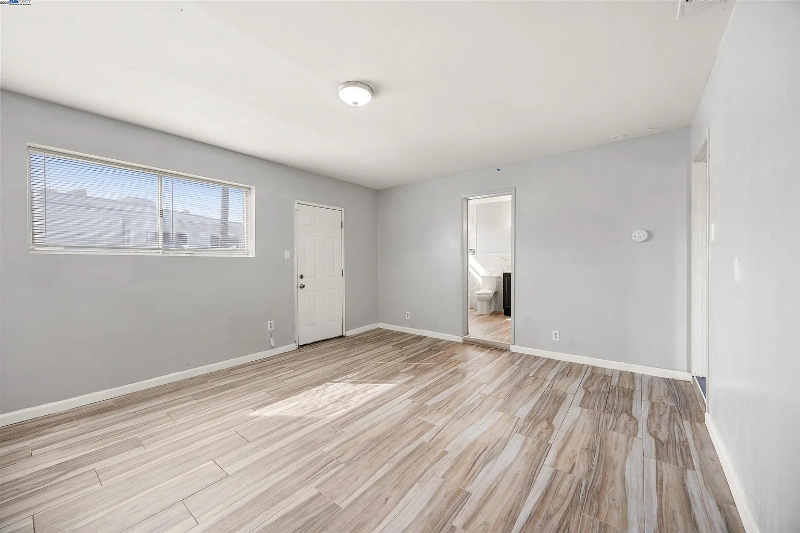 6780 75th St - Photo 3 of 5