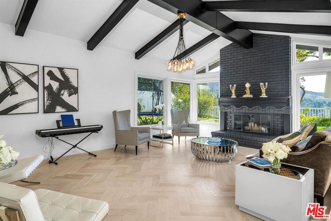 2324 Banyan Dr - Photo 4 of 36