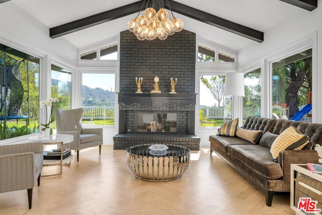 2324 Banyan Dr - Photo 6 of 36