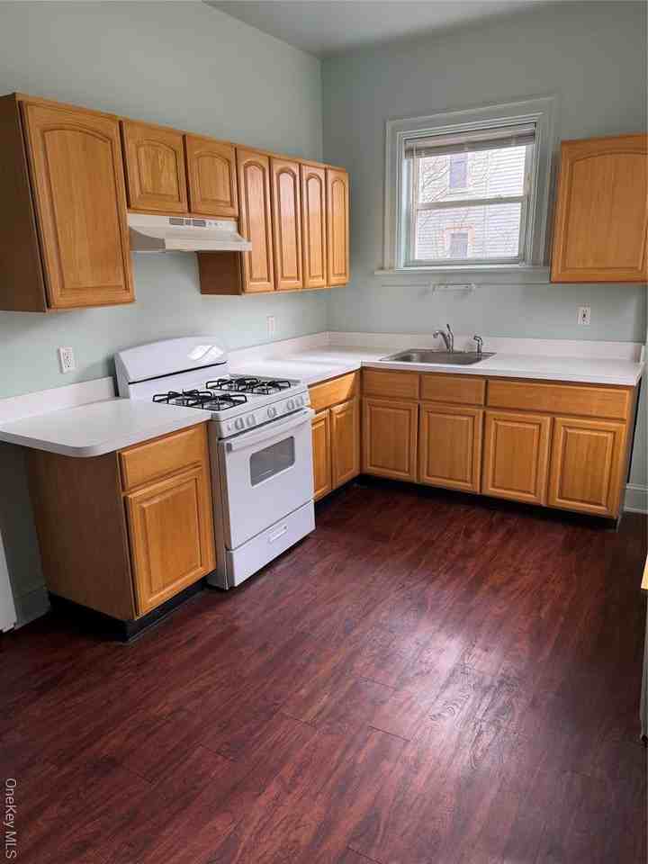 109 Montgomery St - Photo 3 of 5