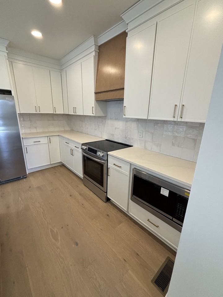 4A Belle Forrest Ave , A - Photo 4 of 22