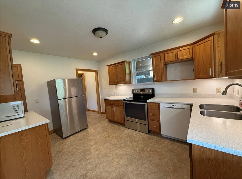 635 Valley St - Photo 7 of 11