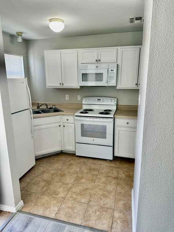 768 Avondale Ave #202 - Photo 3 of 17