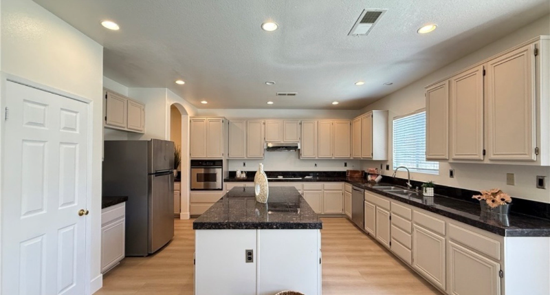 11858 Sunstone Ct - Photo 4 of 8