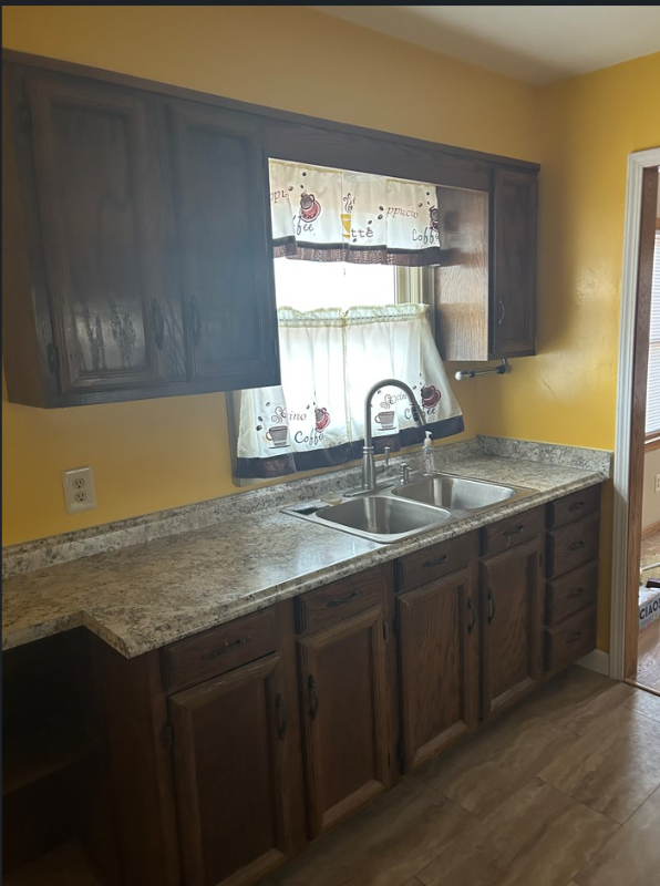 561 N Knight St - Photo 2 of 10