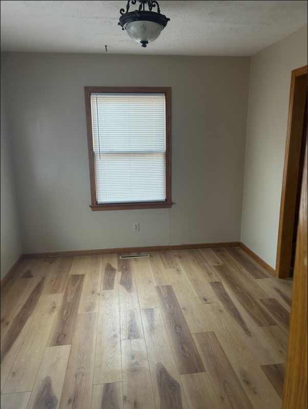 561 N Knight St - Photo 4 of 10