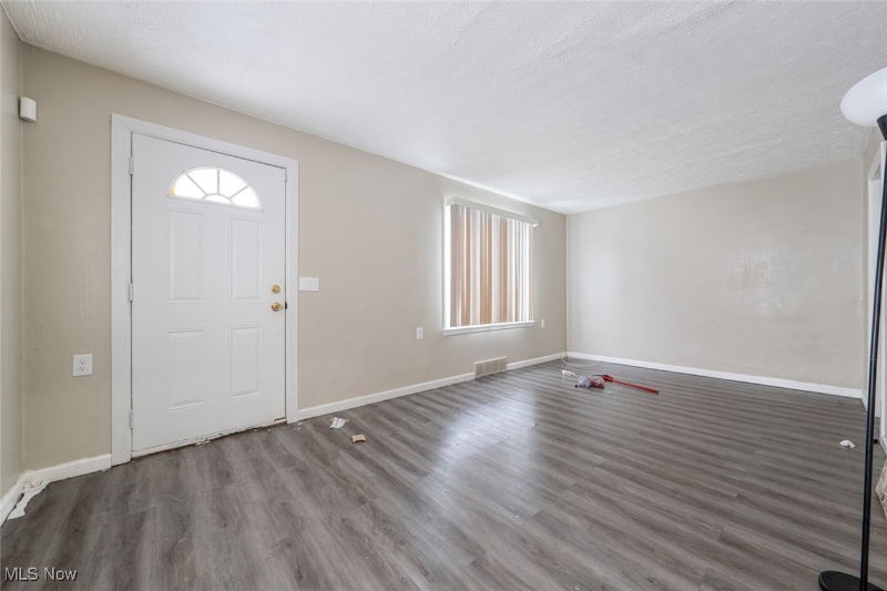 18851 Raymond St - Photo 5 of 28