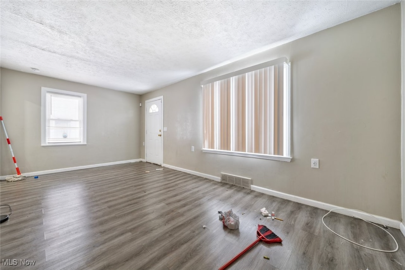 18851 Raymond St - Photo 6 of 29