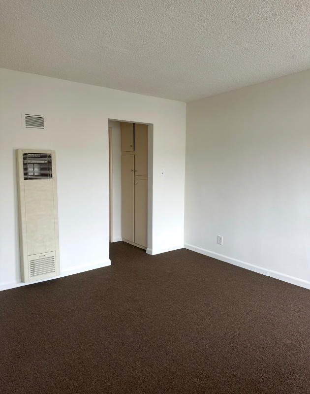 11914 Downey Ave - Photo 2 of 5