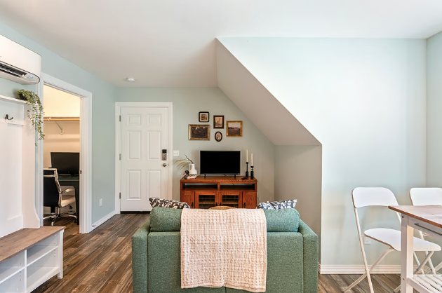 1041 Nw Connell Ave - Photo 5 of 9