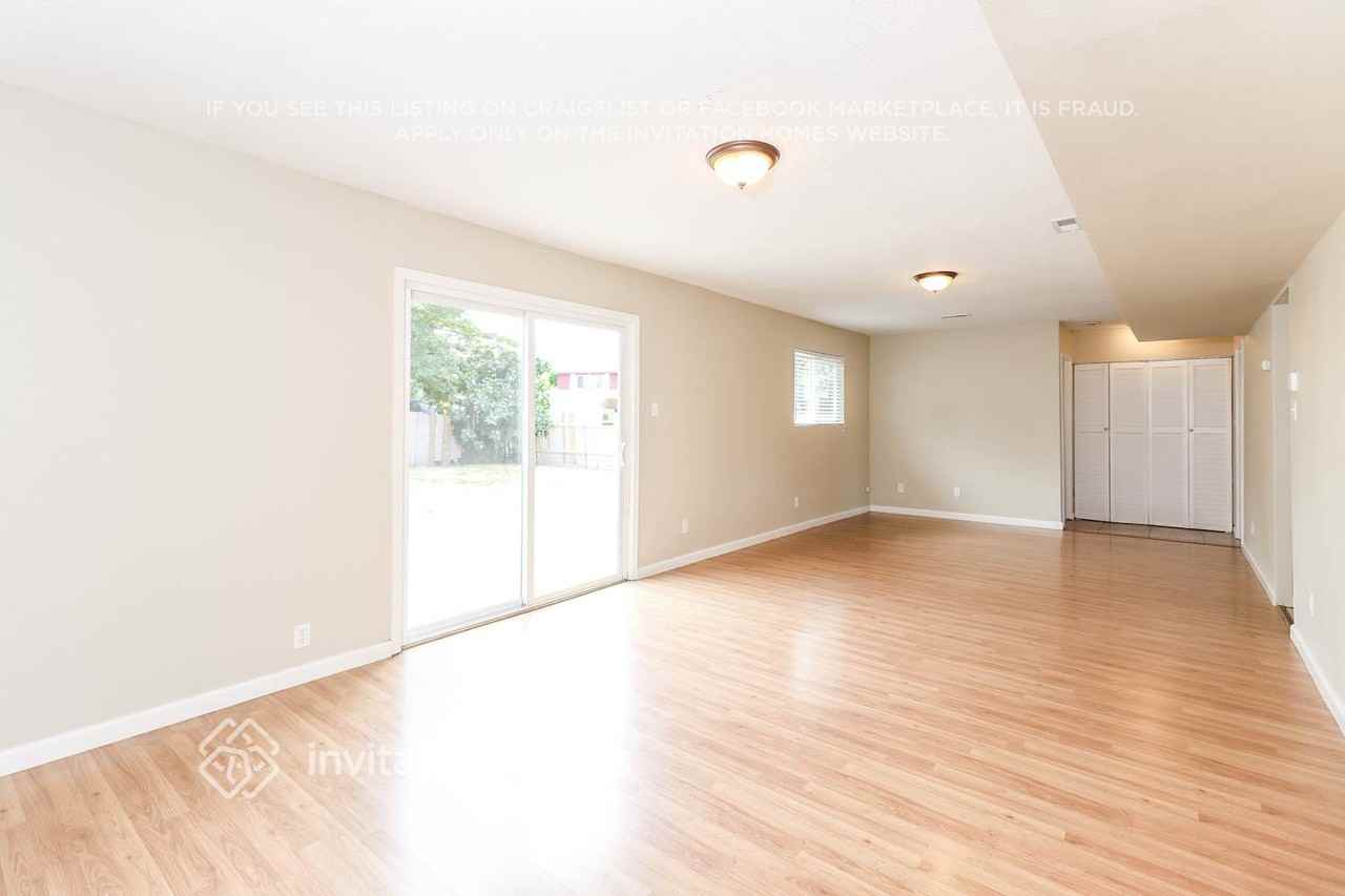 3211 Laurelhurst Dr - Photo 4 of 15