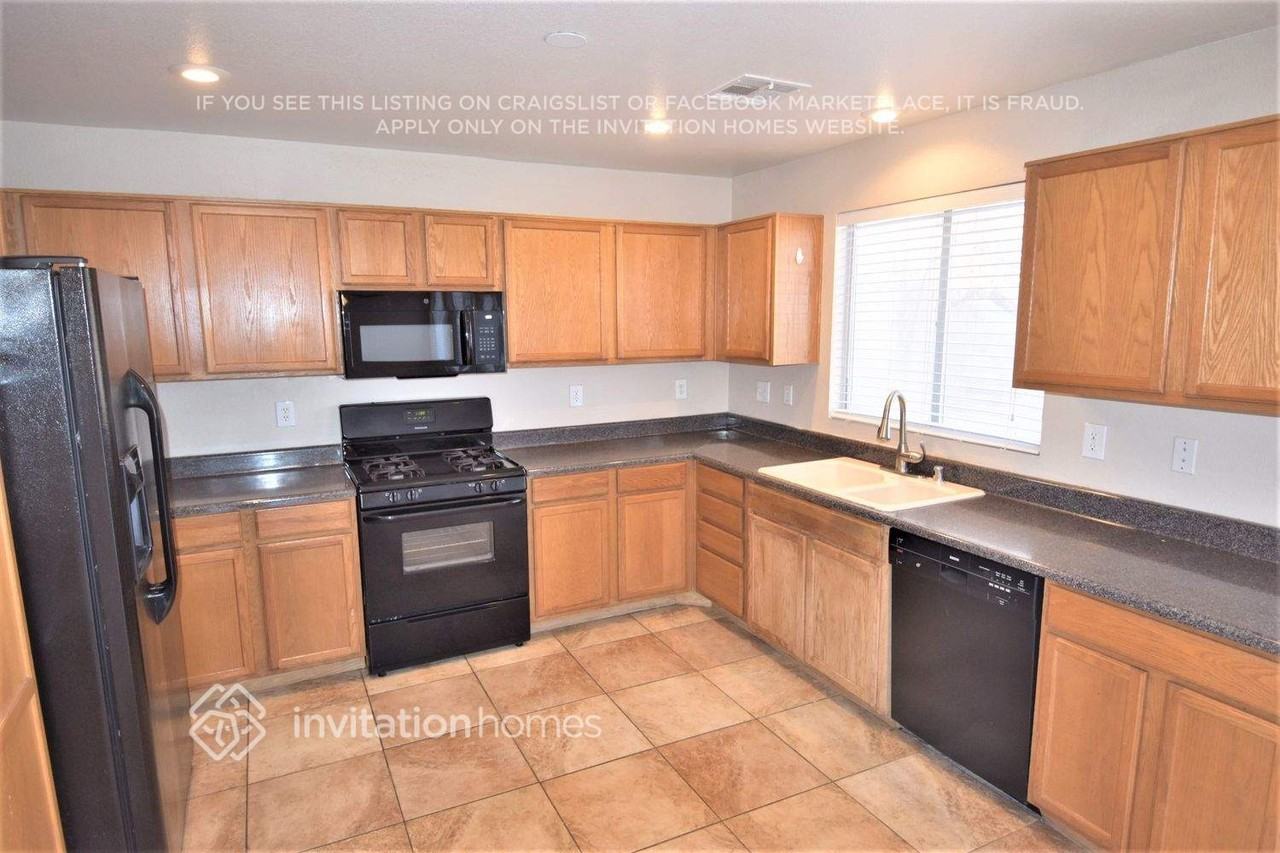 9901 Rose Charmont St - Photo 5 of 17