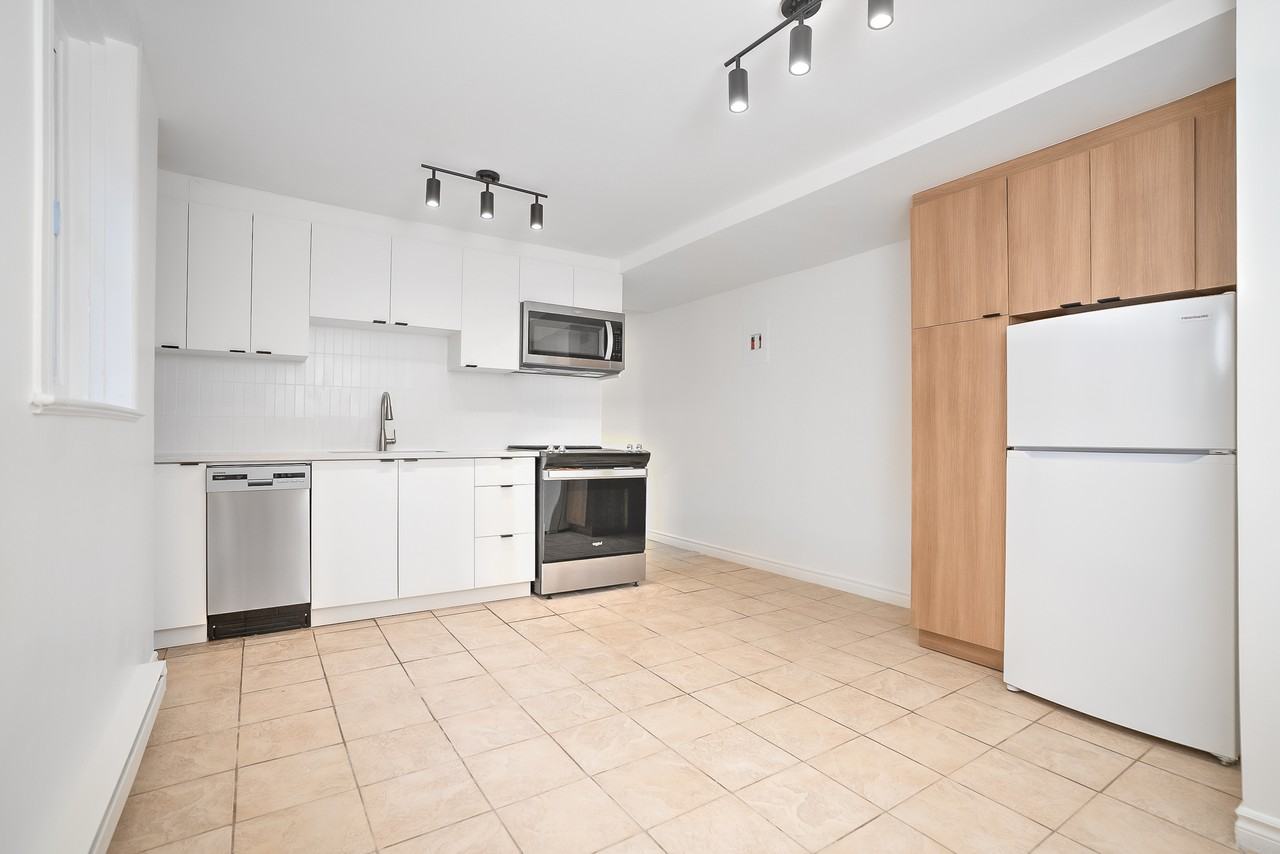 2112 Av Claremont — photo 3