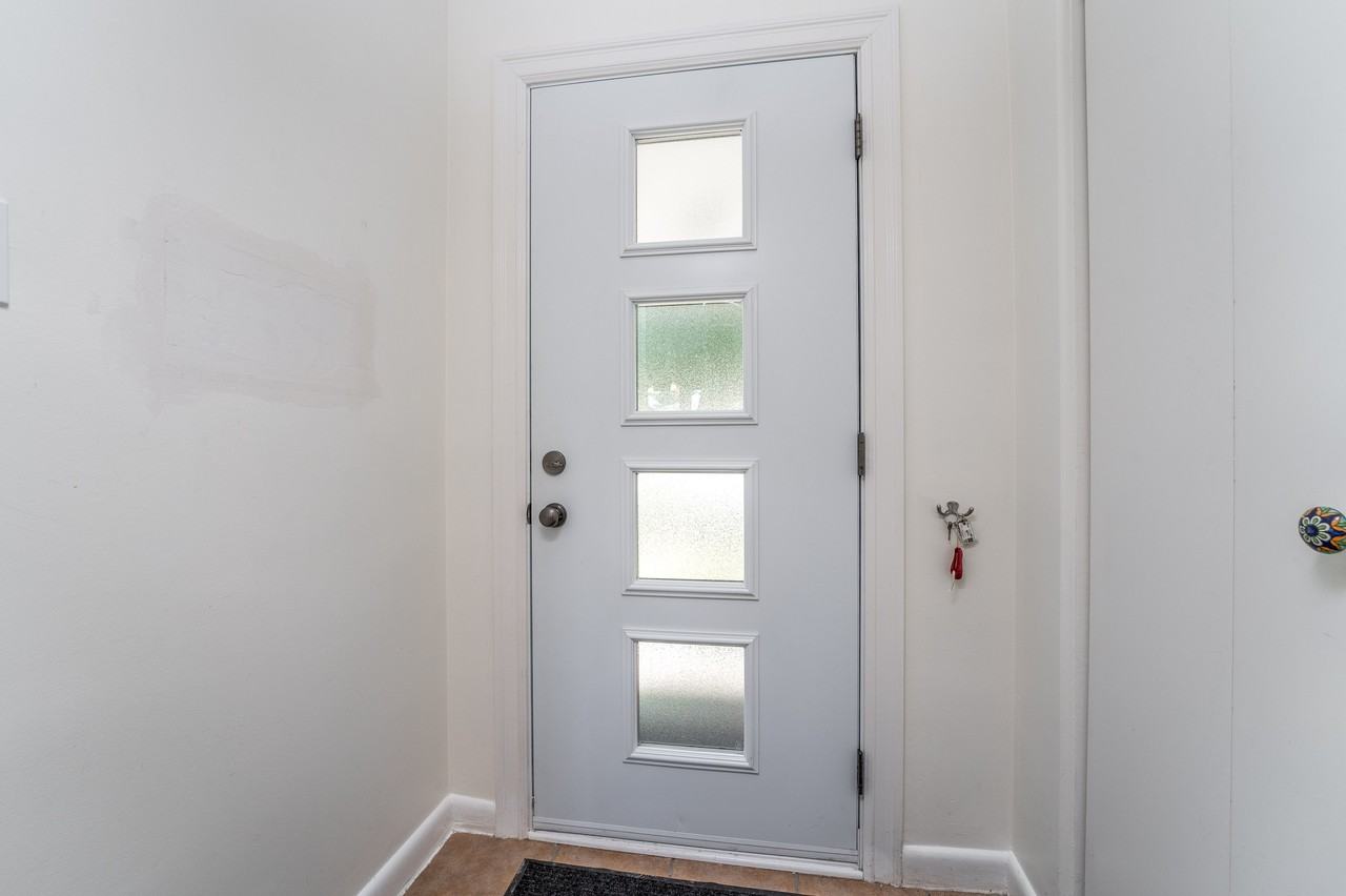 400 Apple Tree Lane - Photo 2 of 26