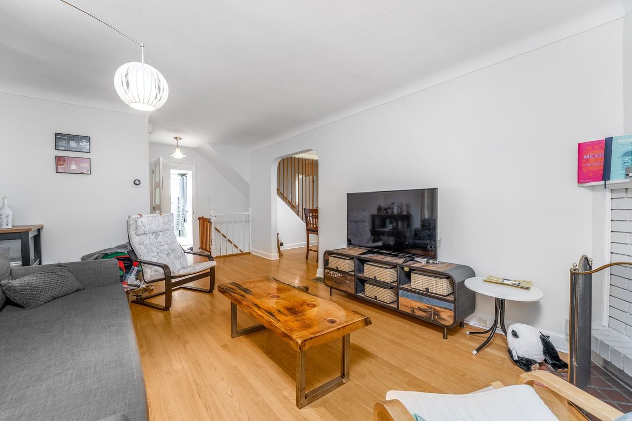 400 Apple Tree Lane - Photo 3 of 26