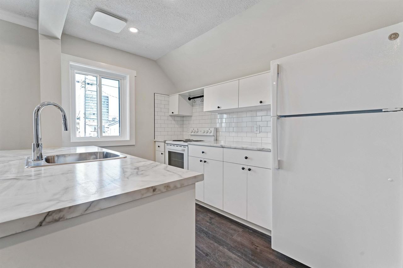 137 Carruthers Ave - Photo 4 of 10