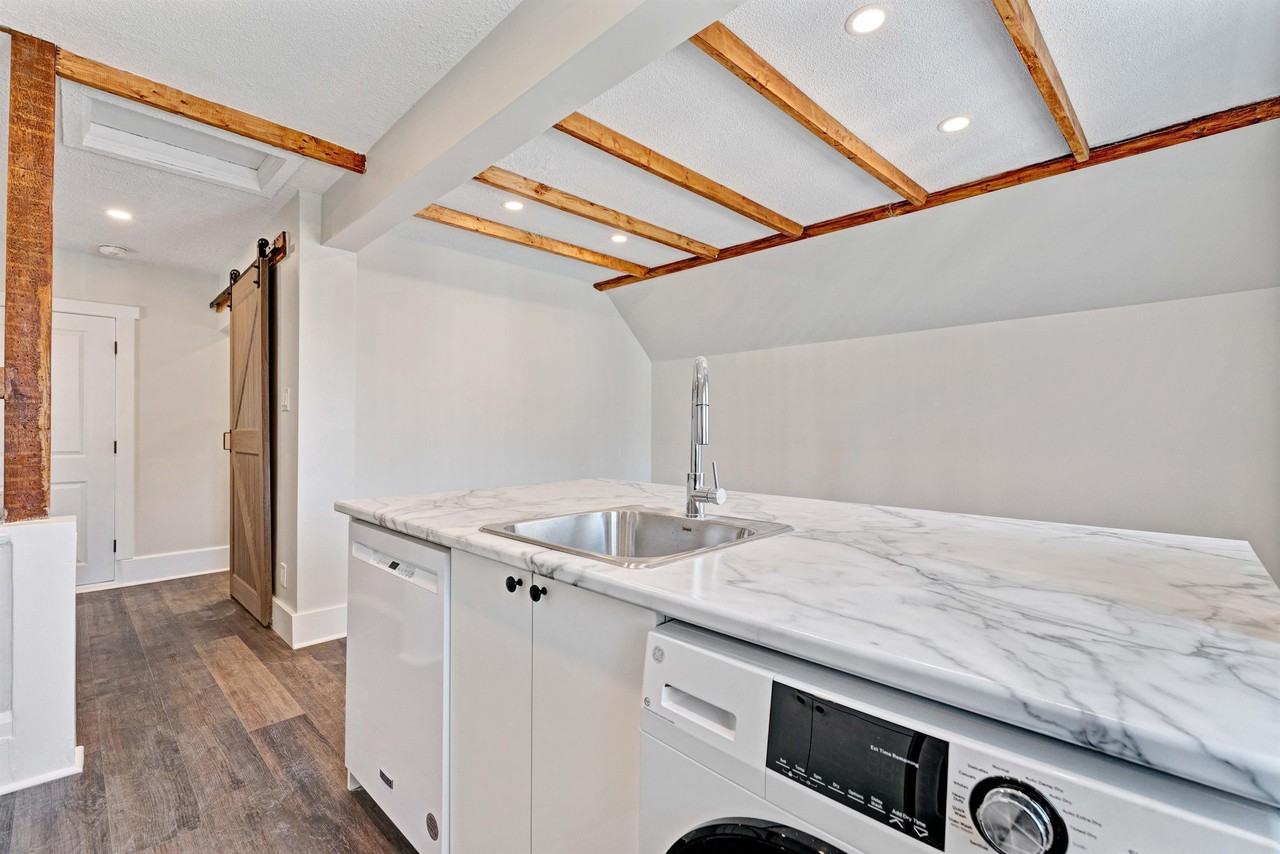 137 Carruthers Ave - Photo 5 of 10