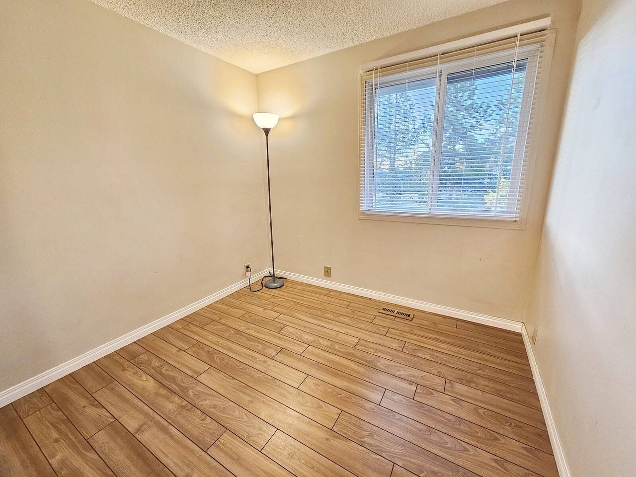 3141 138 Avenue Northwest, Edmonton, Alberta, Canada, T5Y 1R1 - Photo 7 of 17