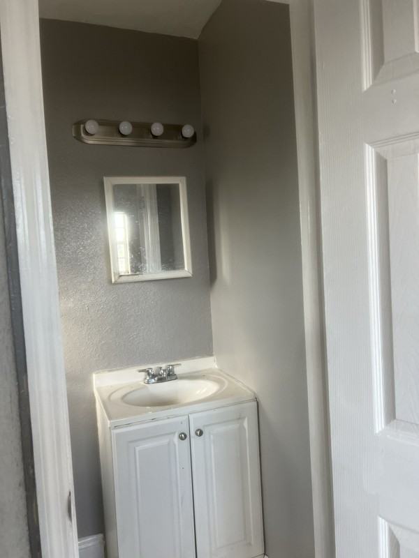 2401 Nw 7th St - Photo 4 of 7