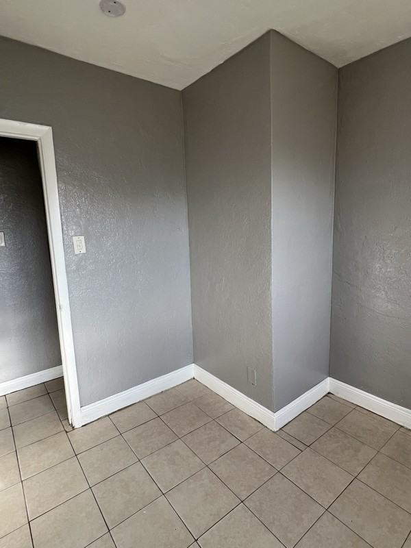 2401 Nw 7th St - Photo 6 of 7