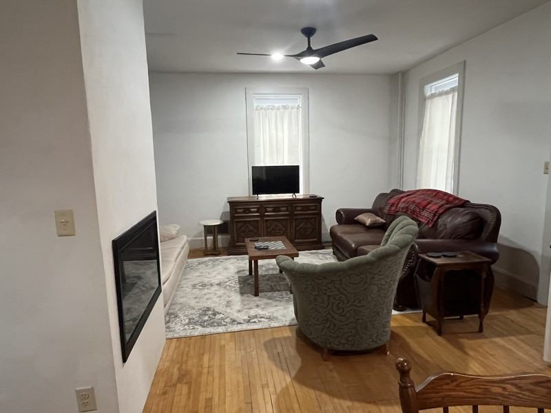 811 Center St - Photo 4 of 18