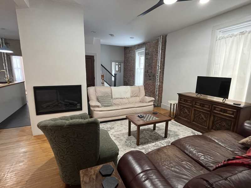 811 Center St - Photo 5 of 18